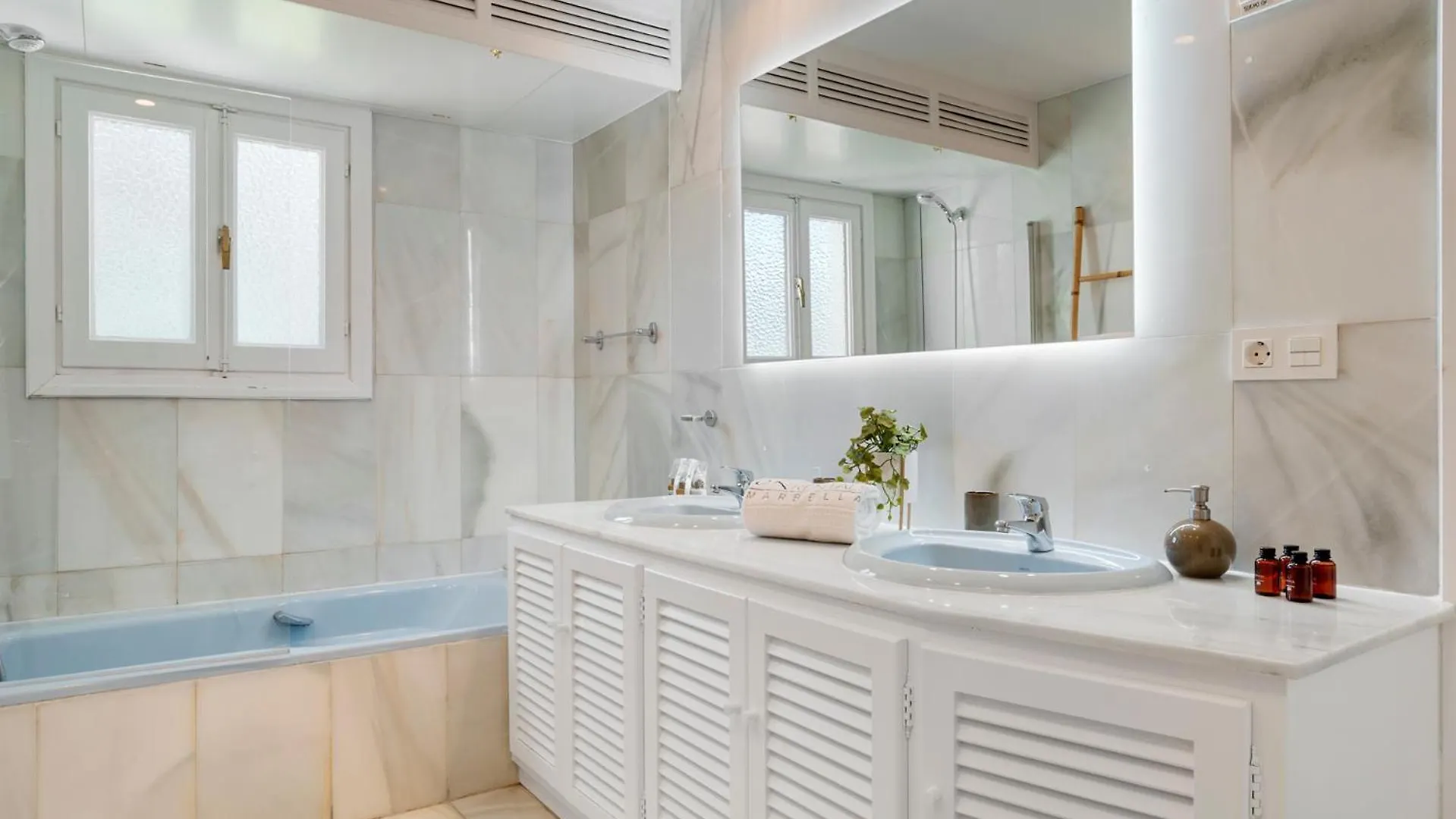 2 Bdr Apartment Next To The Beach In Puerto Banus Марбелья