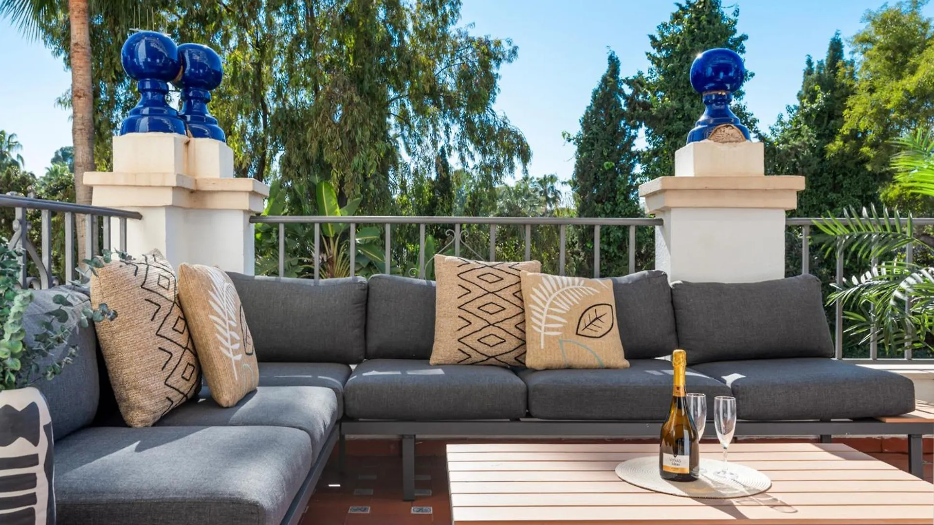 2 Bdr Apartment Next To The Beach In Puerto Banus Марбелья