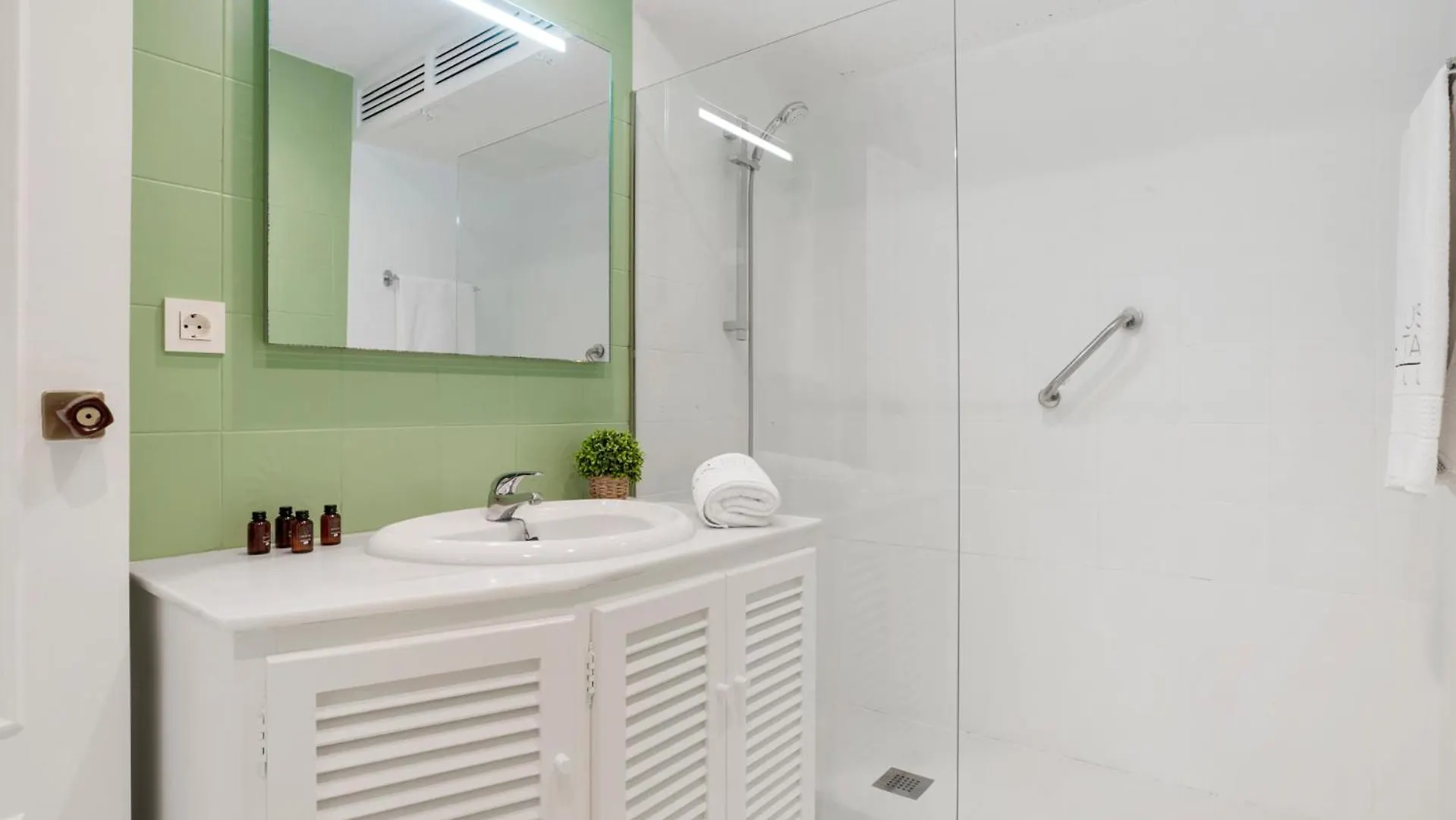 2 Bdr Apartment Next To The Beach In Puerto Banus Marbella Spain
